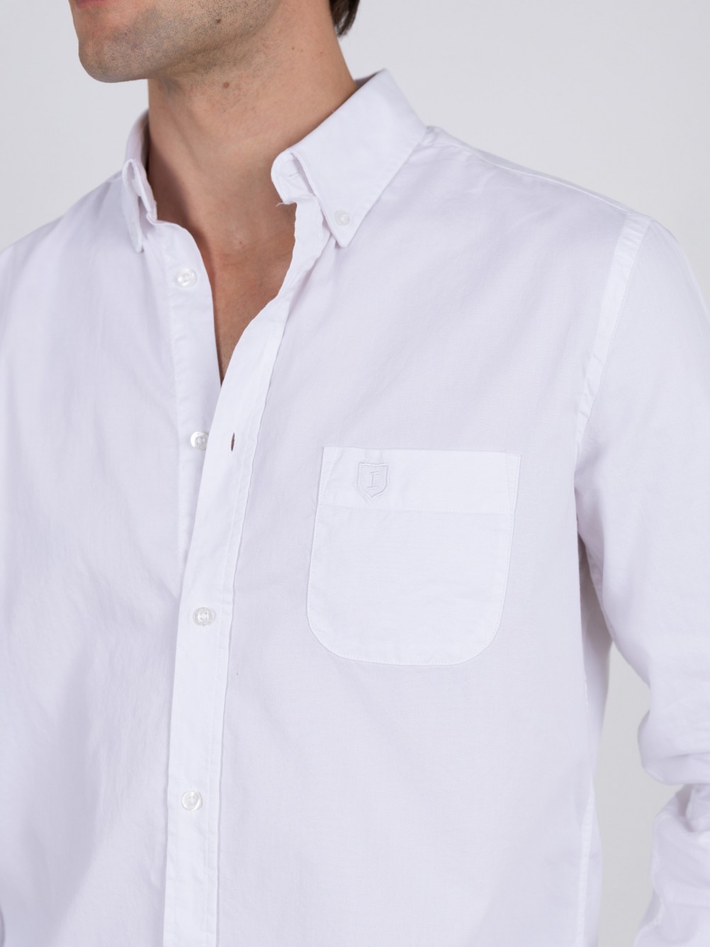 Camisa lisa de algod�n con bolsillo
