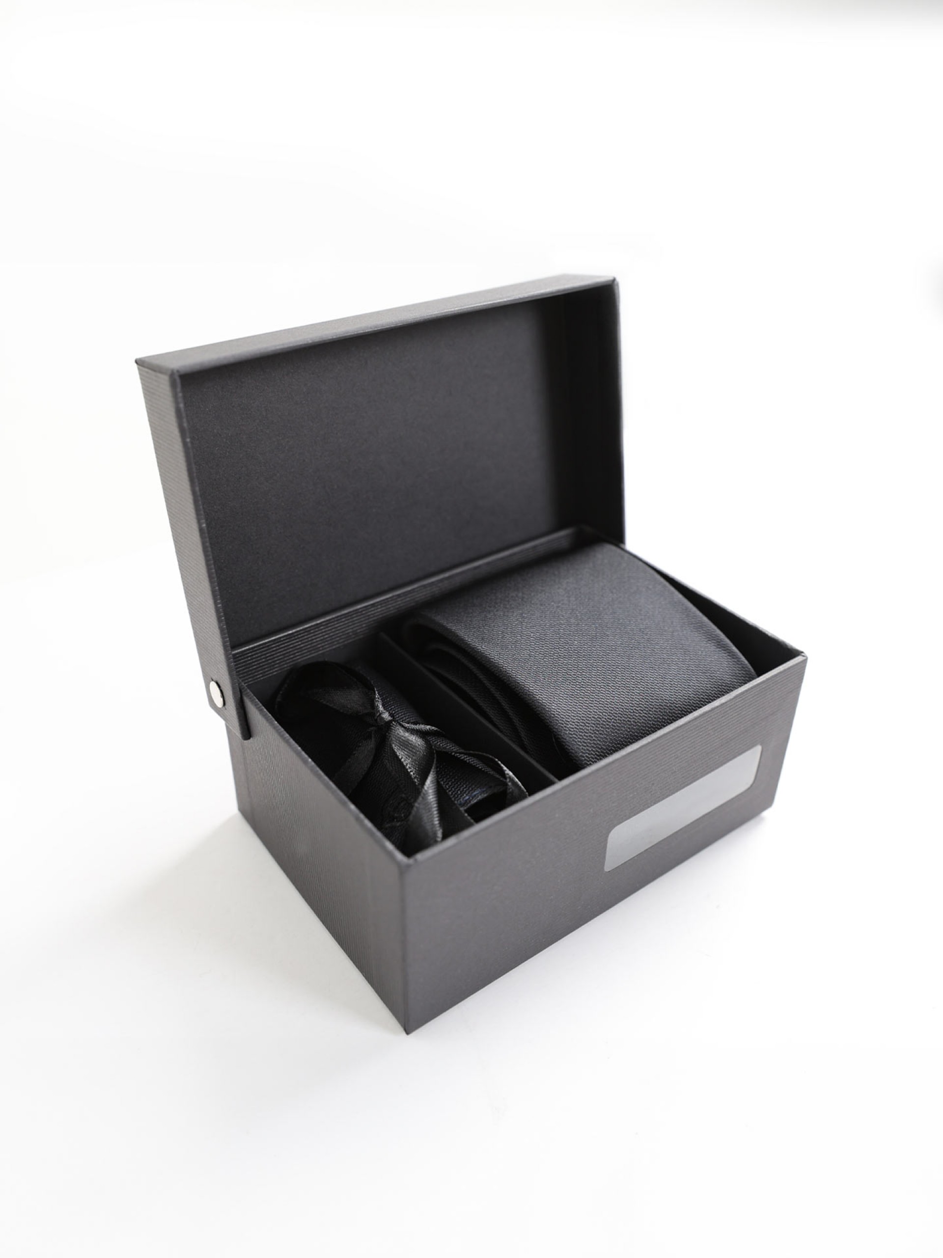 Tie and pocket square set