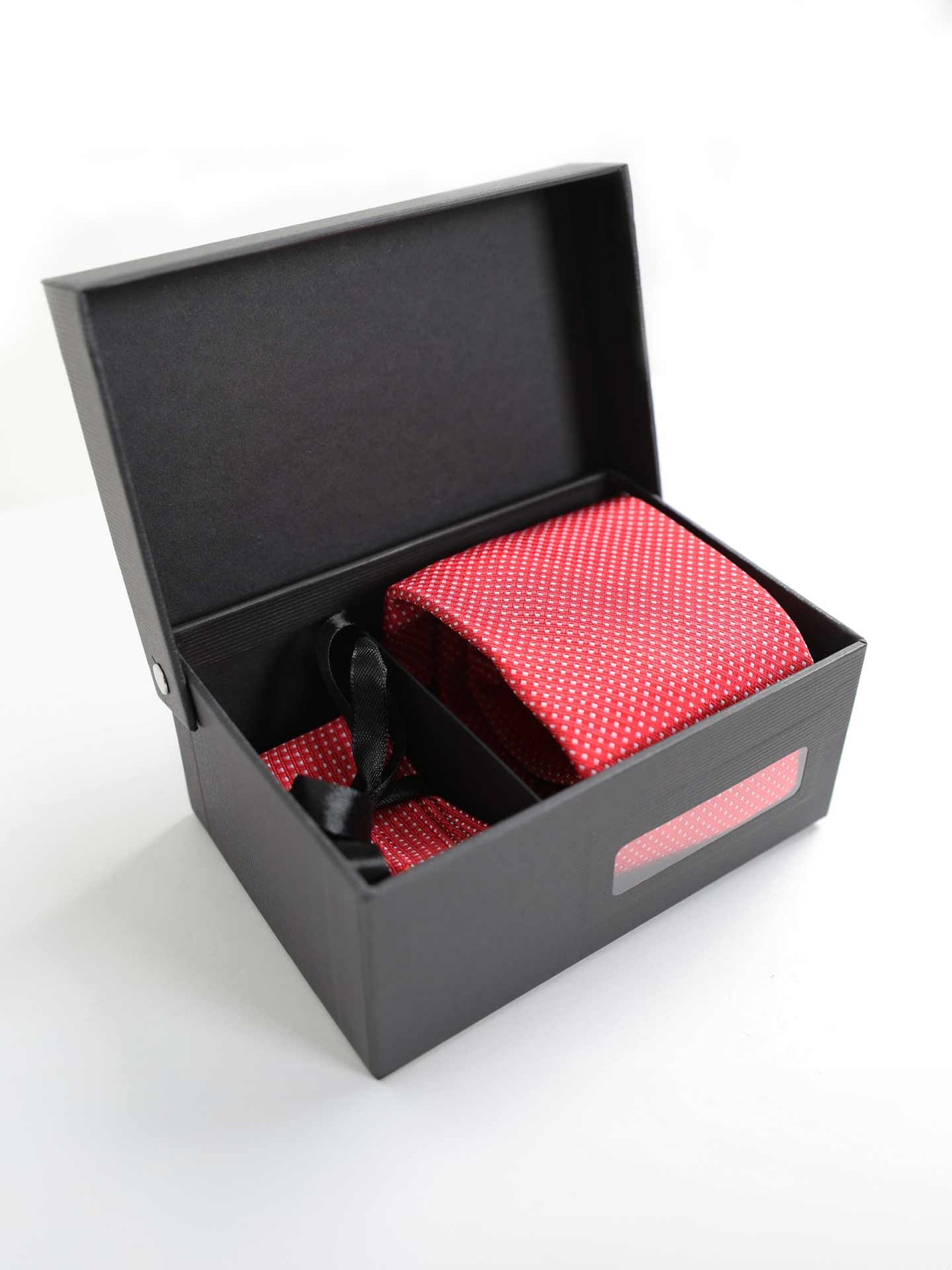 Tie and pocket square set