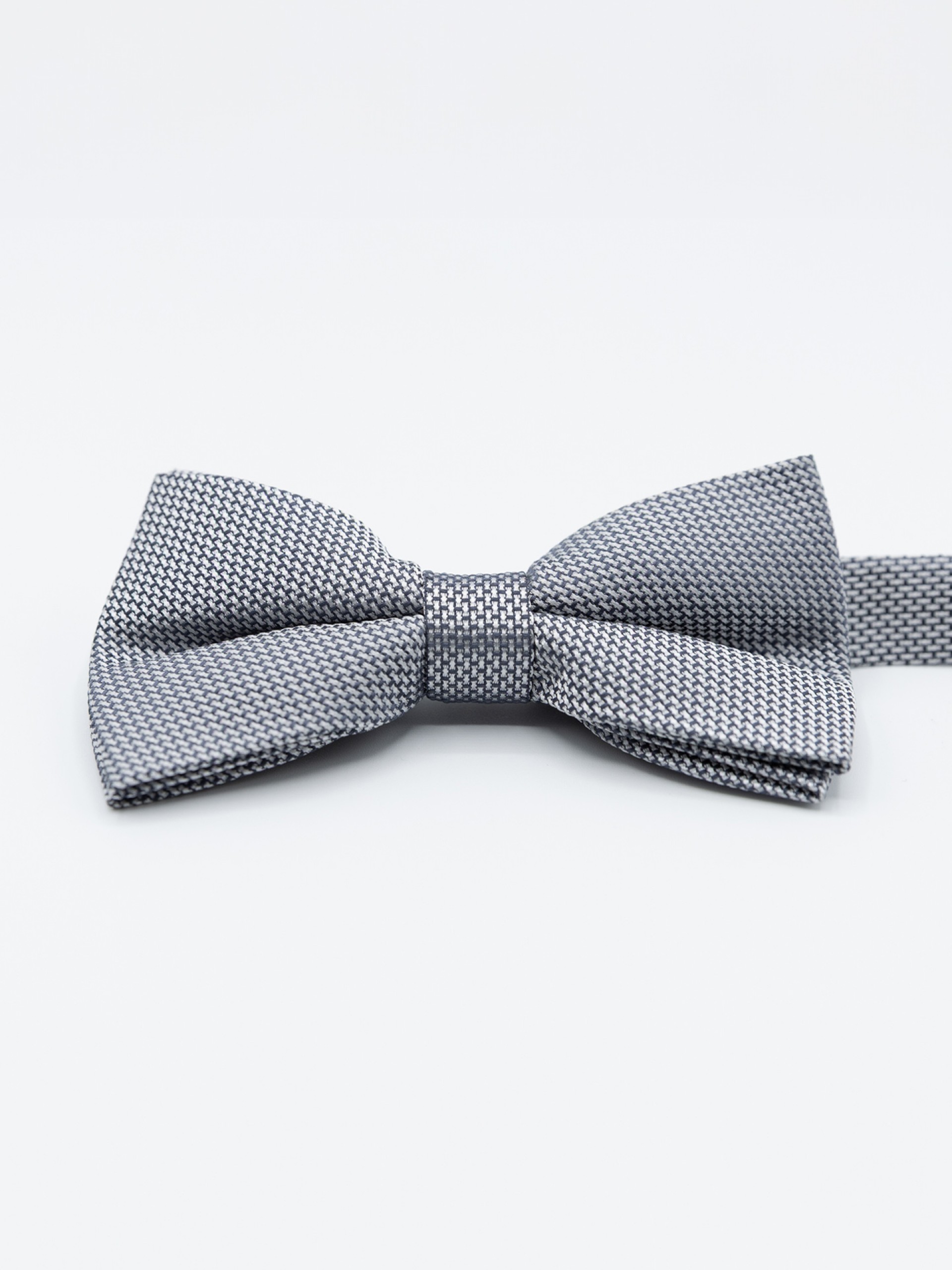 Bow tie with micro pattern