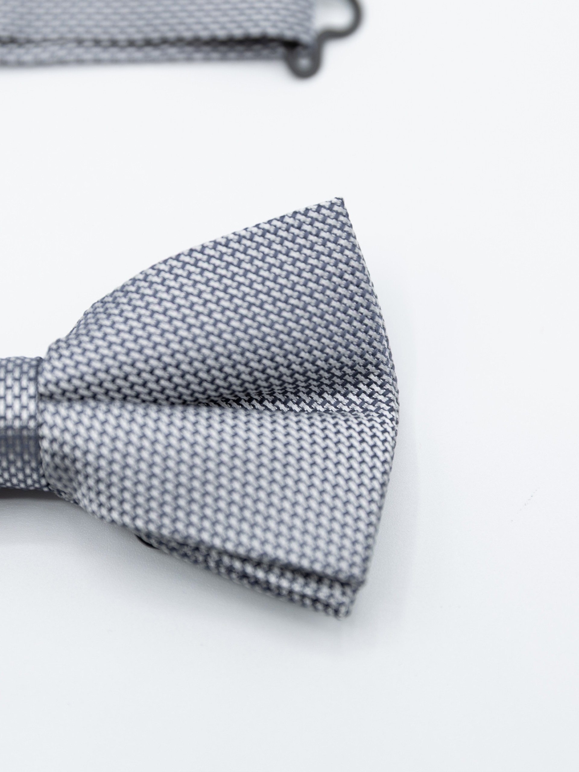 Bow tie with micro pattern