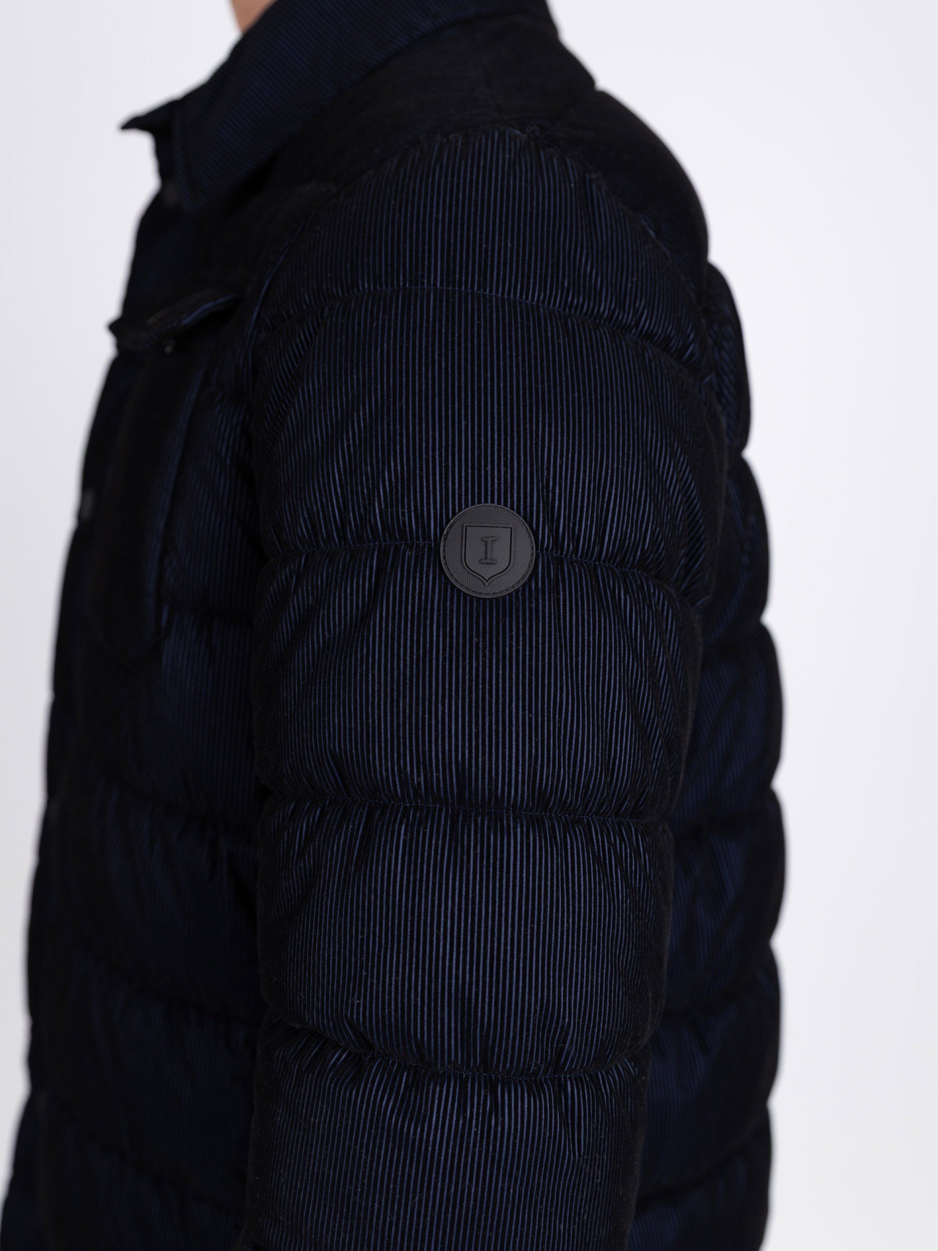 Padded jacket with a velvety touch.