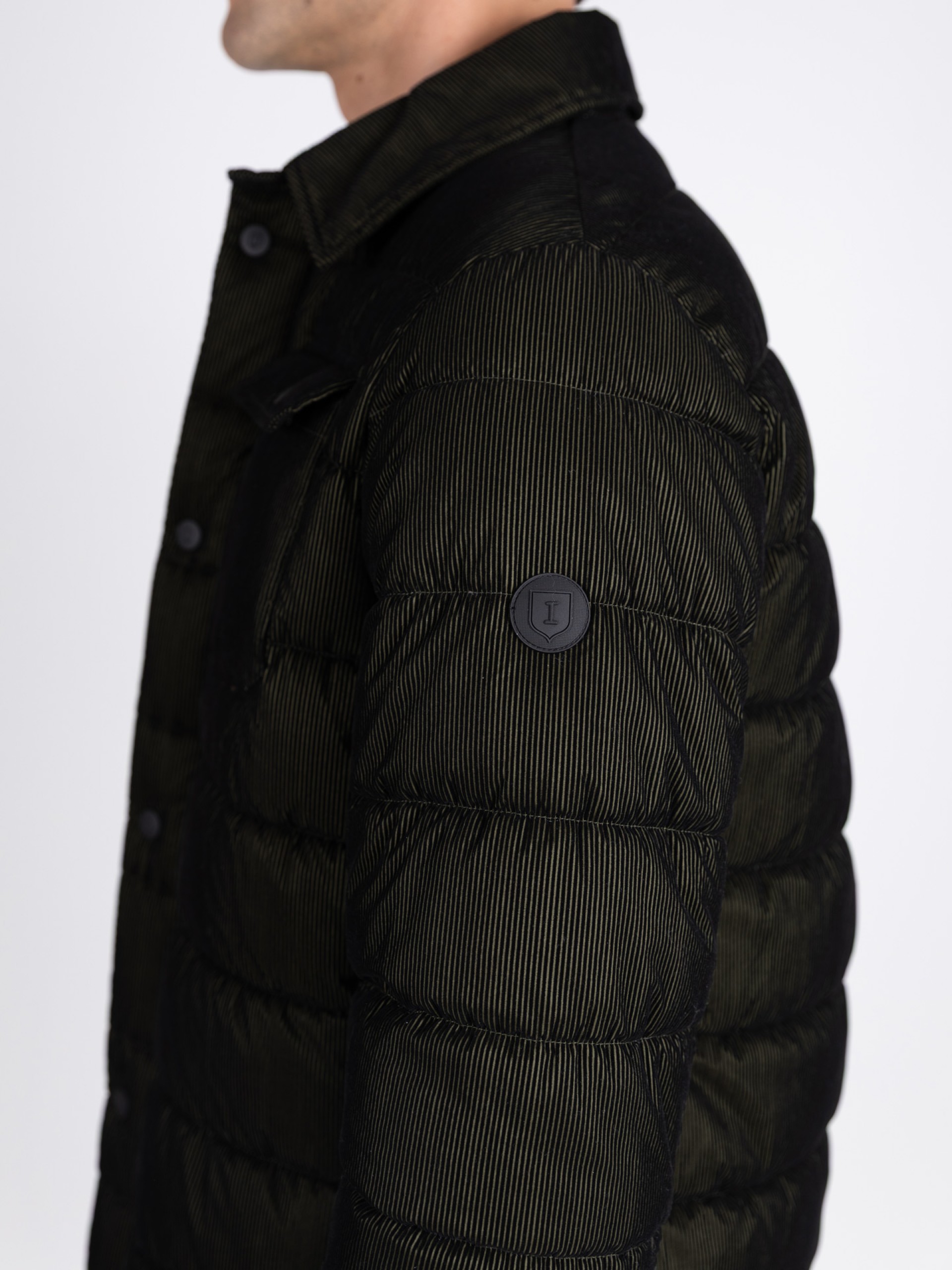 Padded jacket with a velvety touch.