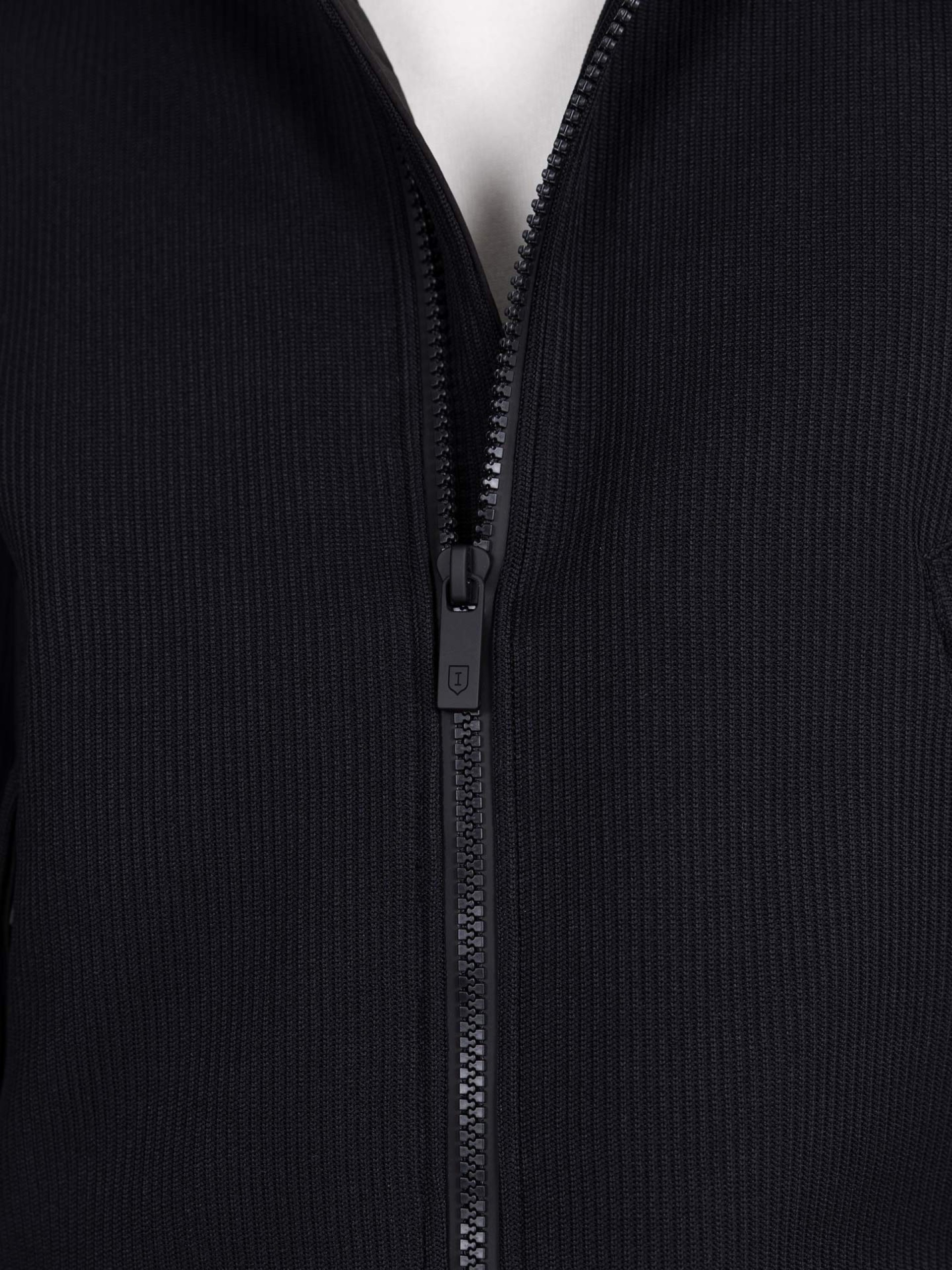 Cazadora de punto con capucha