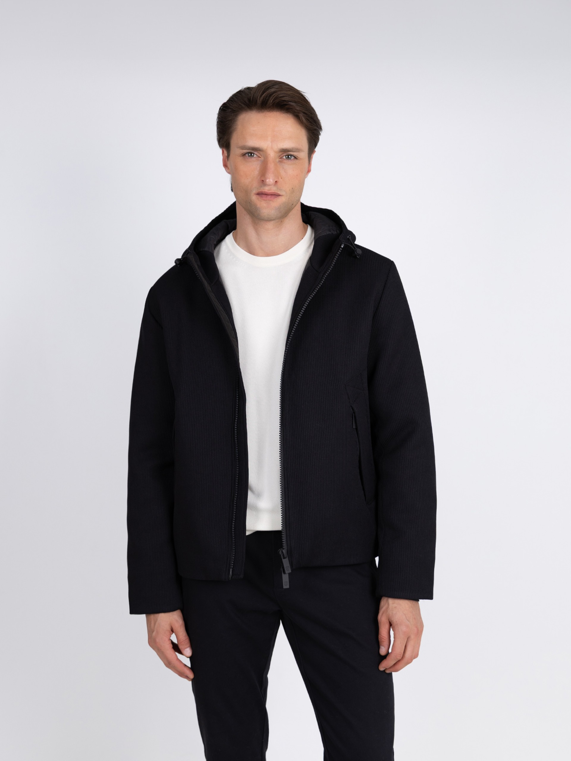 Cazadora de punto con capucha