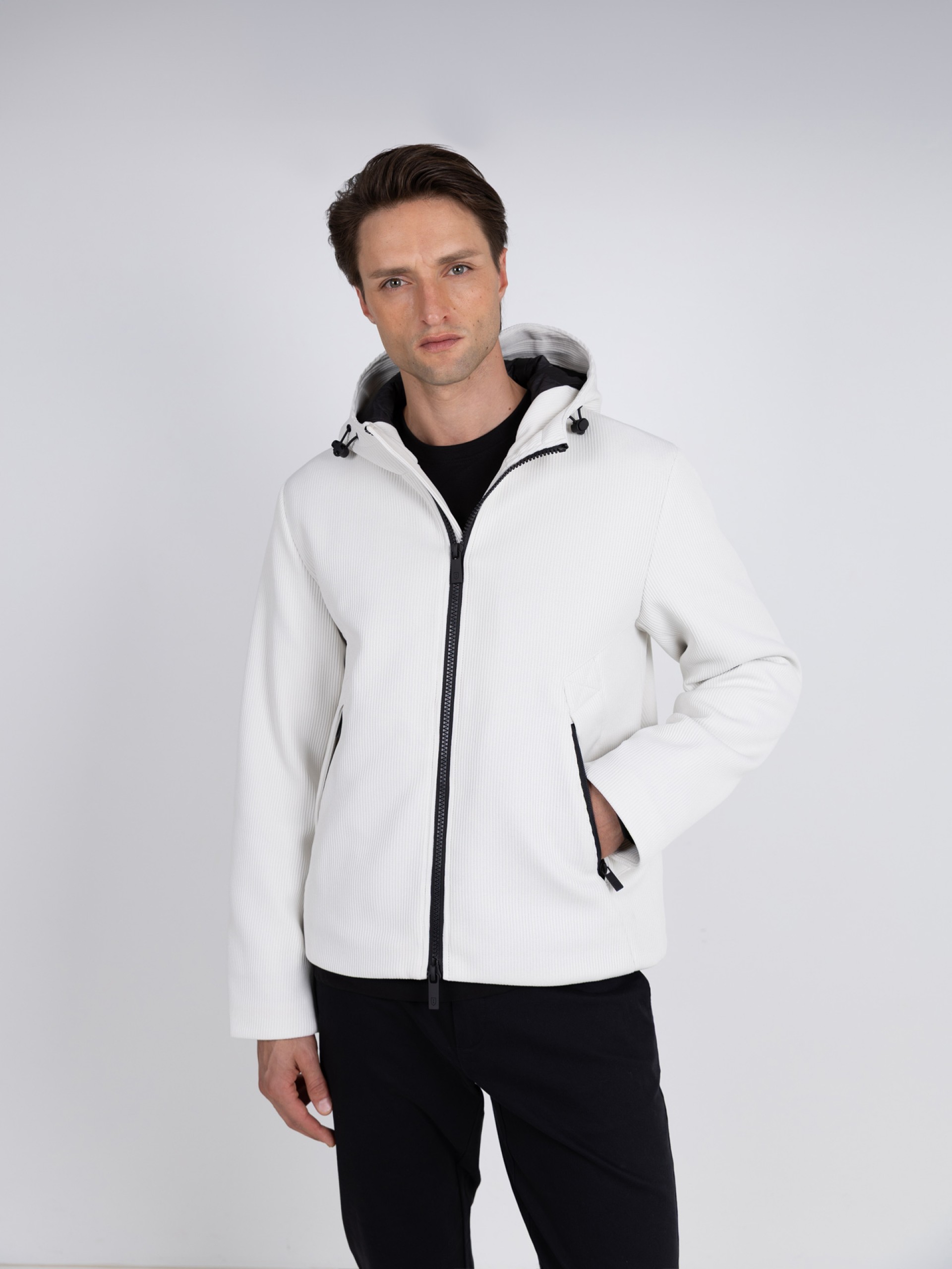 Cazadora de punto con capucha