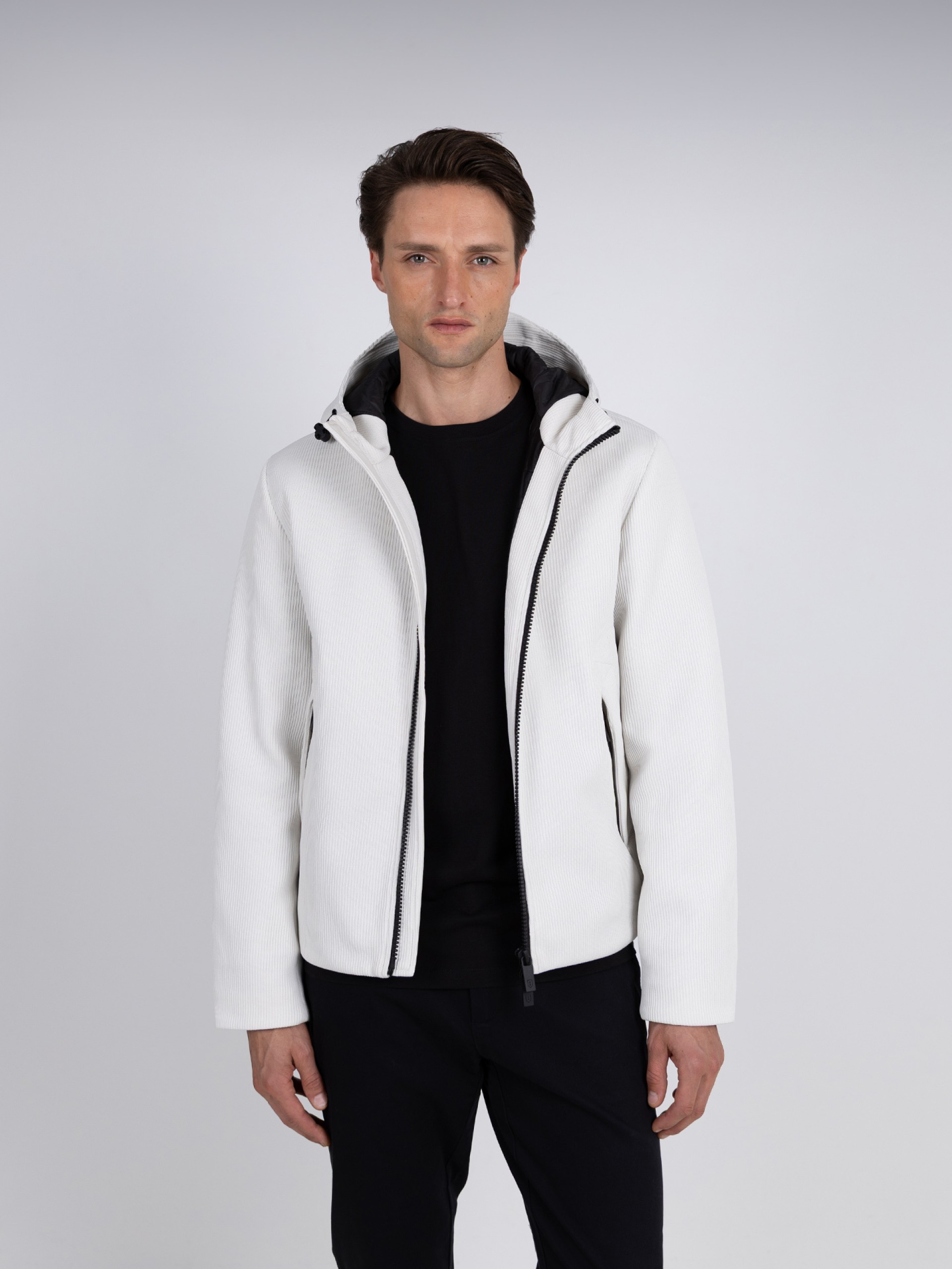 Cazadora de punto con capucha