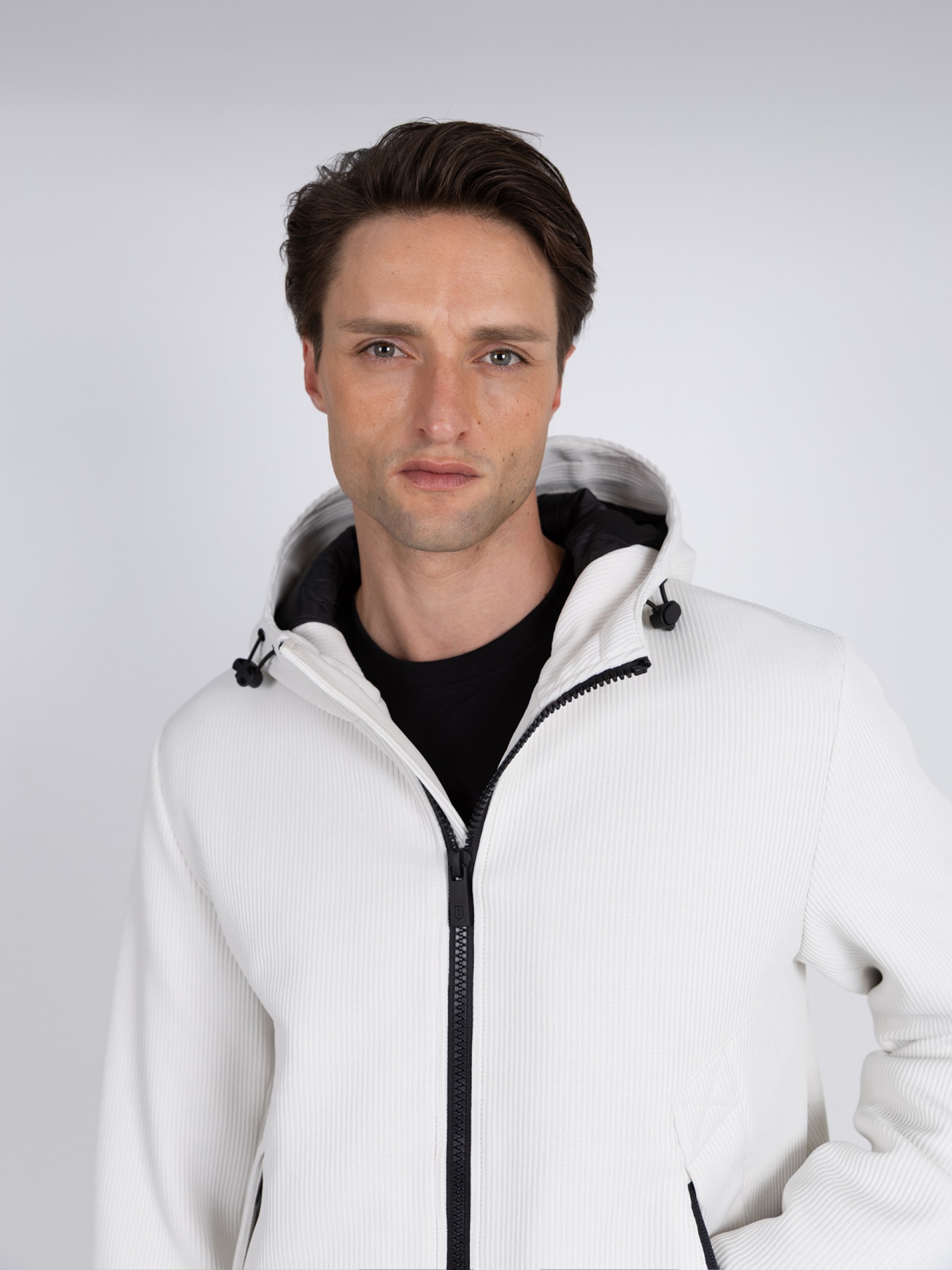 Cazadora de punto con capucha