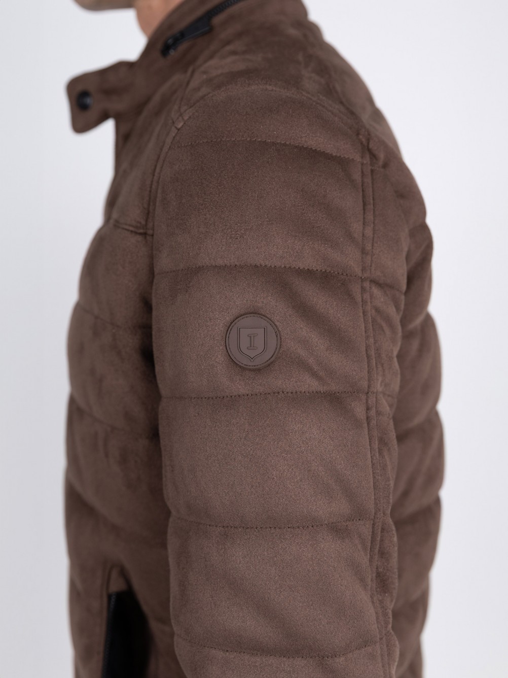 Blus�o acolchoado com efeito camur�a