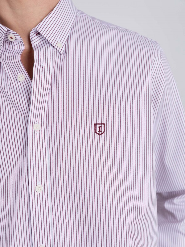 Camisa com padrão de riscas Camisa com padrão de riscas