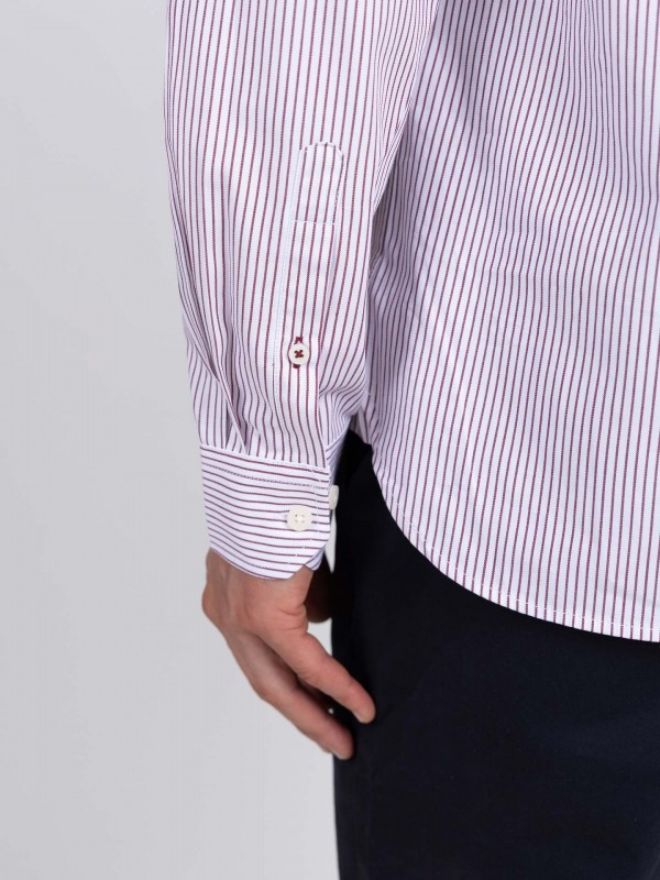 Camisa com padrão de riscas Camisa com padrão de riscas