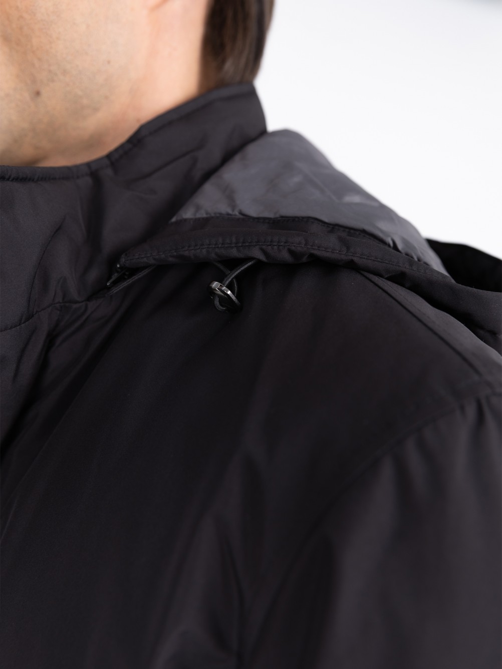 Parka técnica com capuz