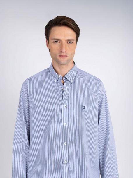 Camisa com padrão de riscas Camisa com padrão de riscas