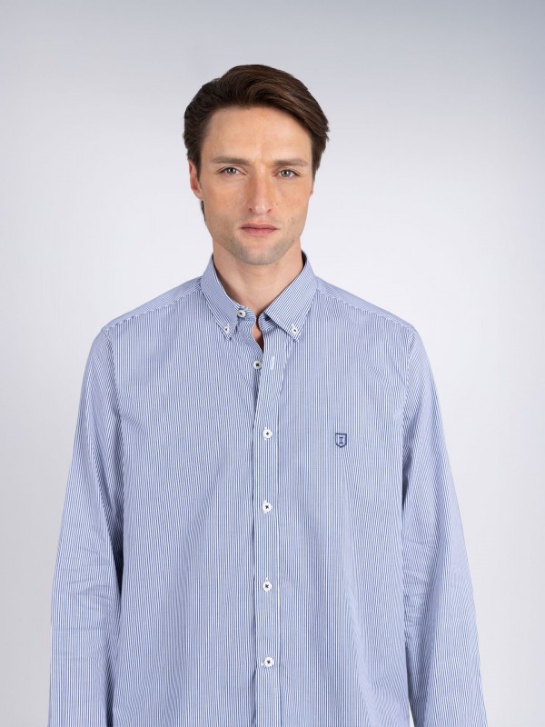 Camisa com padrão de riscas Camisa com padrão de riscas