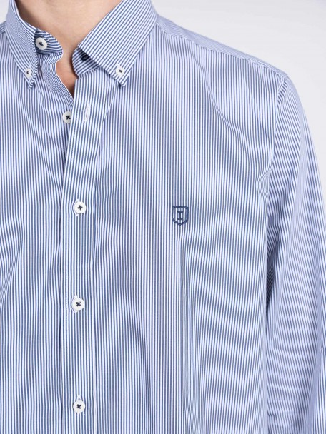 Camisa com padrão de riscas Camisa com padrão de riscas