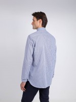 Camisa com padrão de riscas Camisa com padrão de riscas
