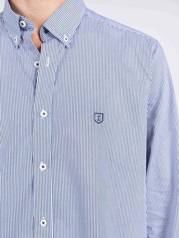 Camisa com padrão de riscas Camisa com padrão de riscas