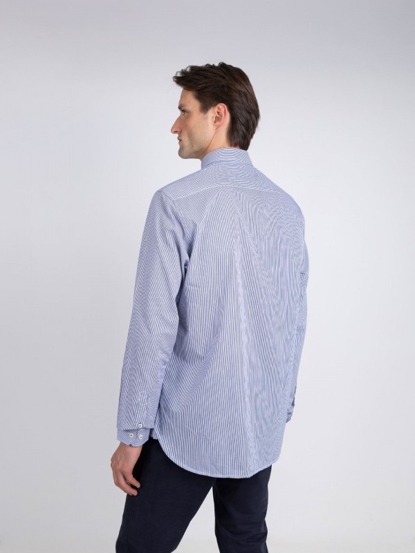 Camisa com padrão de riscas Camisa com padrão de riscas