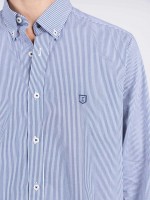 Camisa com padrão de riscas Camisa com padrão de riscas