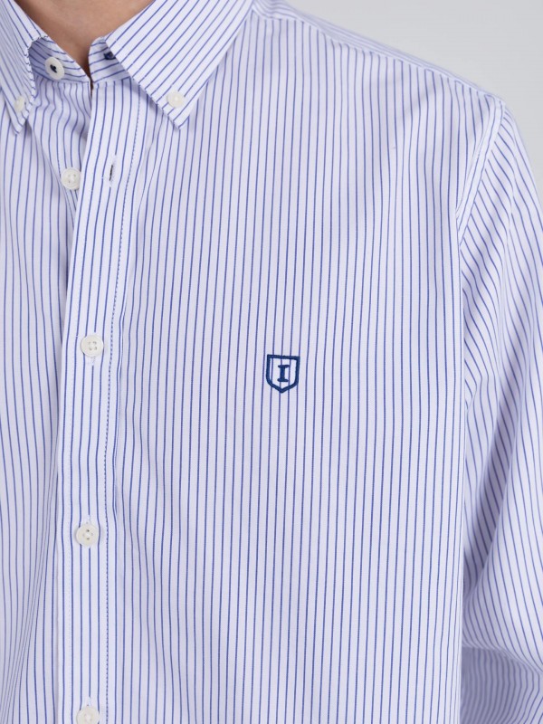 Camisa com padrão de riscas Camisa com padrão de riscas