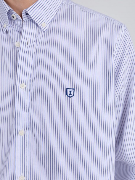 Camisa com padrão de riscas Camisa com padrão de riscas