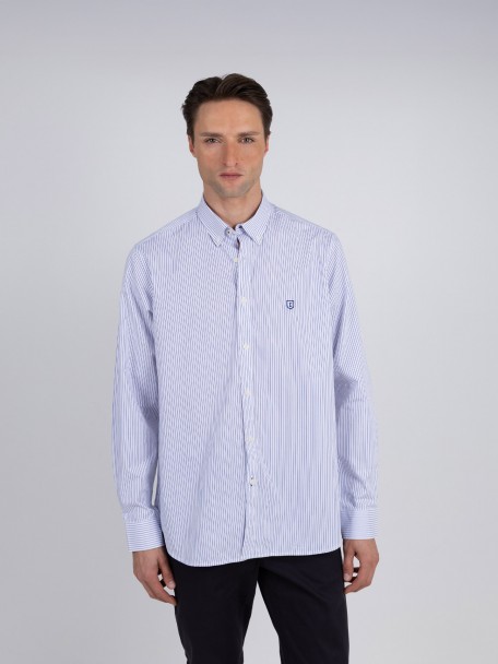 Camisa com padrão de riscas Camisa com padrão de riscas