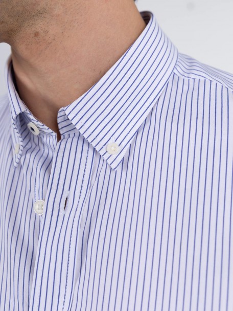 Camisa com padrão de riscas Camisa com padrão de riscas