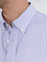 Camisa com padrão de riscas Camisa com padrão de riscas