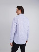 Camisa com padrão de riscas Camisa com padrão de riscas