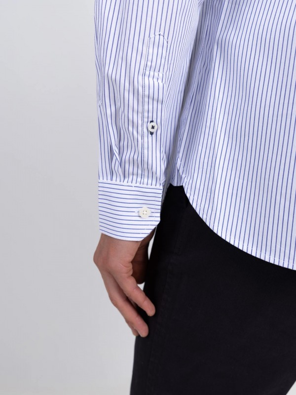 Camisa com padrão de riscas Camisa com padrão de riscas