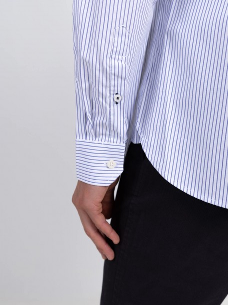 Camisa com padrão de riscas Camisa com padrão de riscas