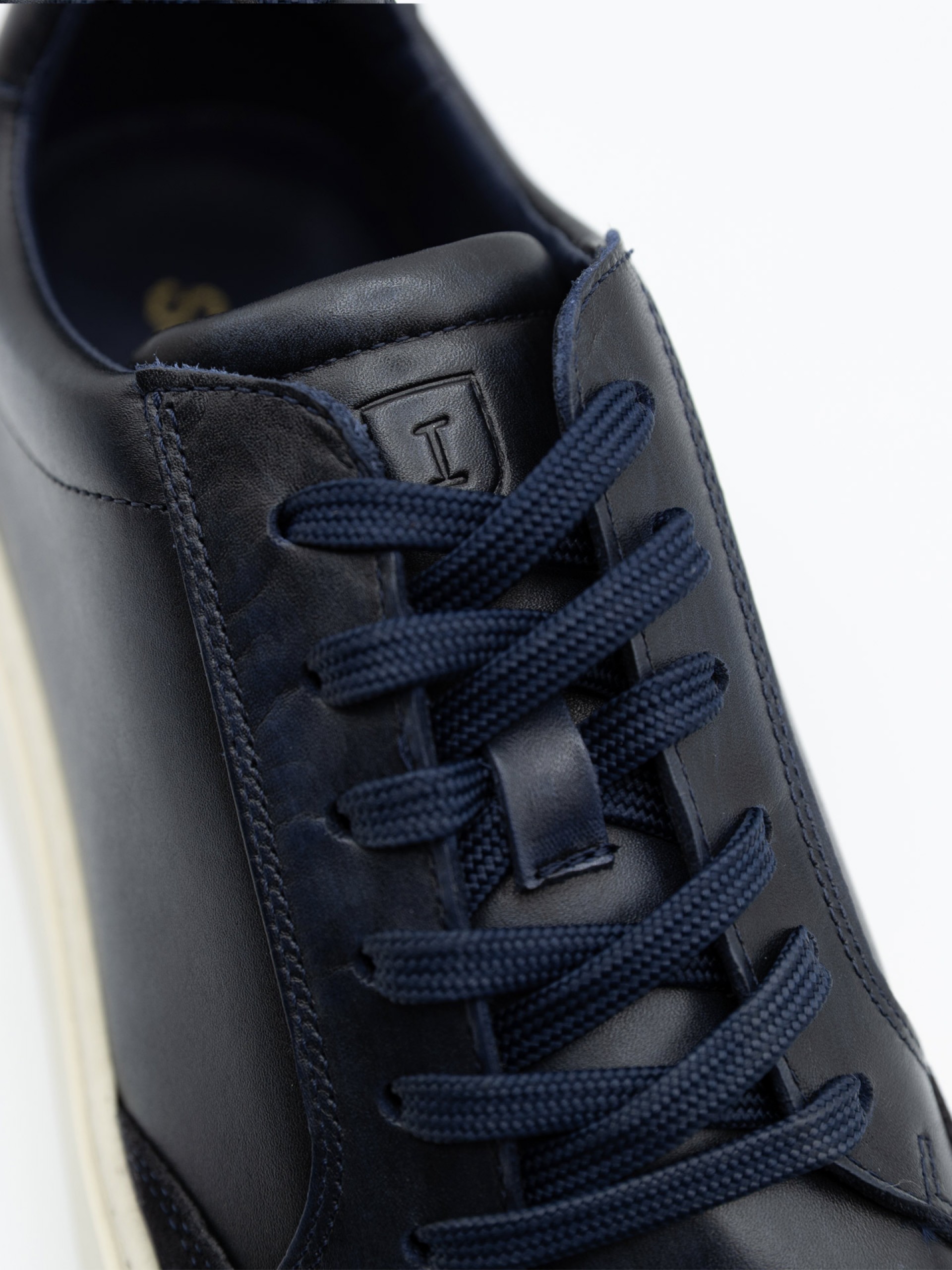 Zapatilla de piel serraje