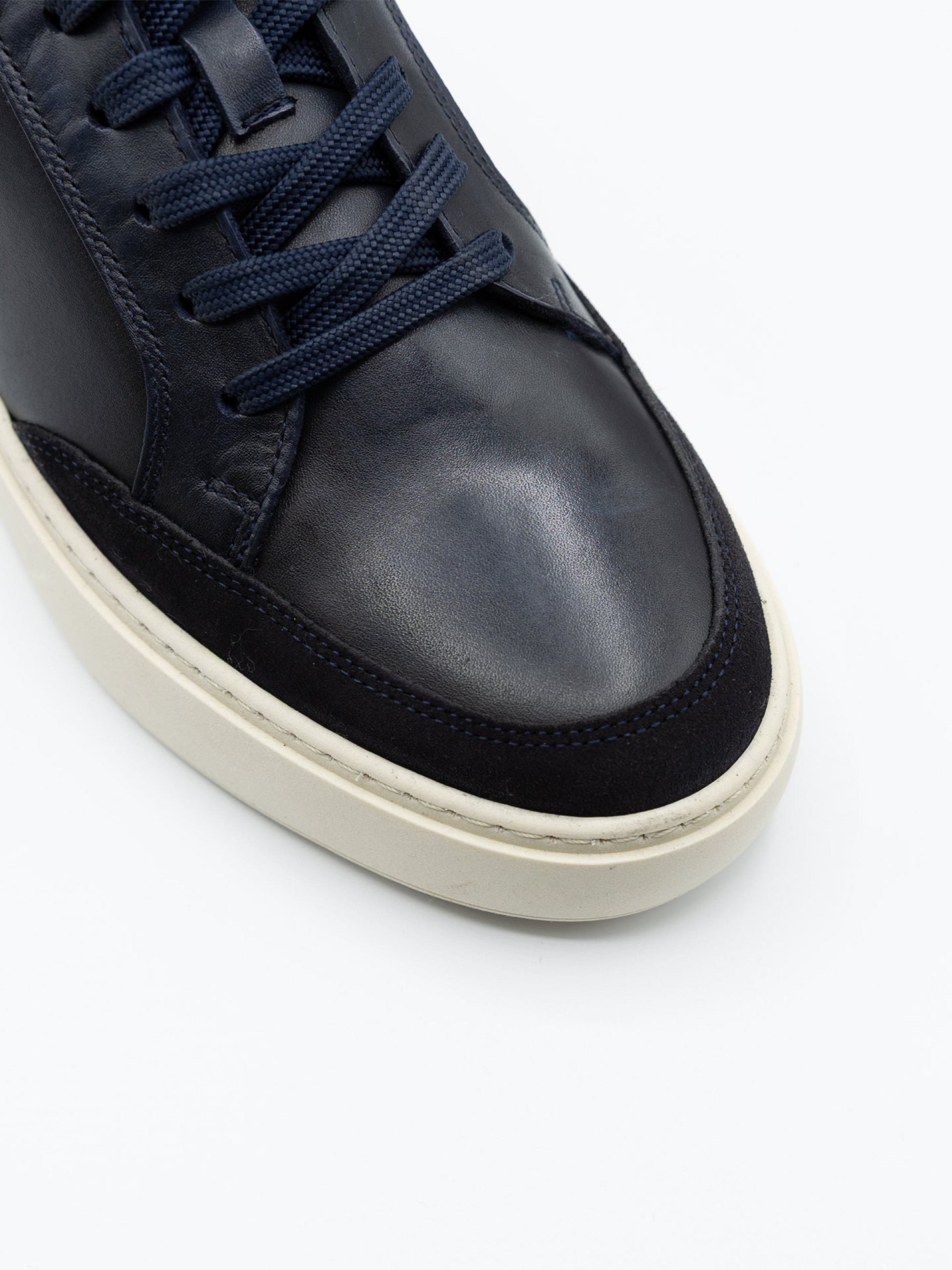 Zapatilla de piel serraje