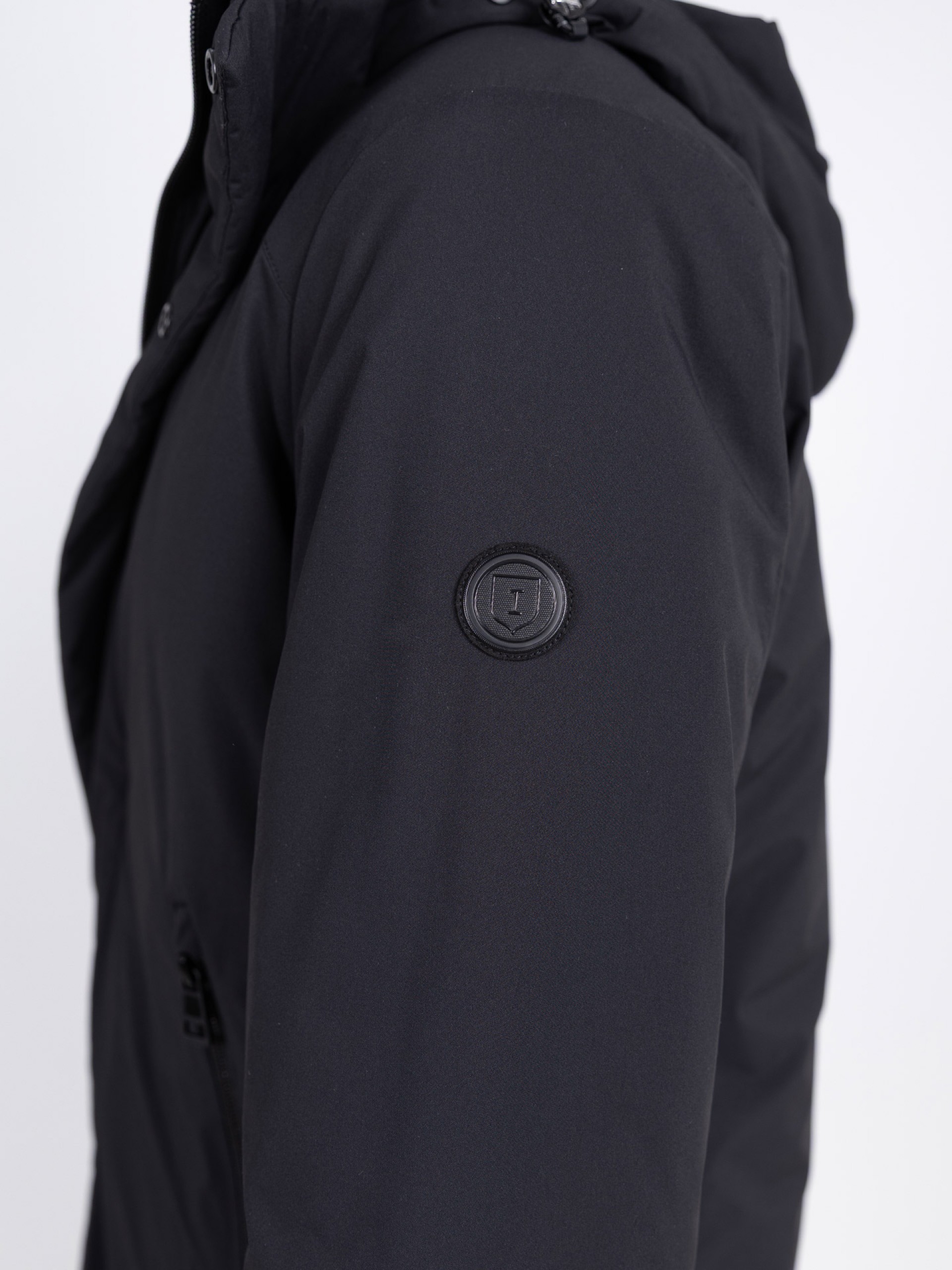 Parka técnica con capucha