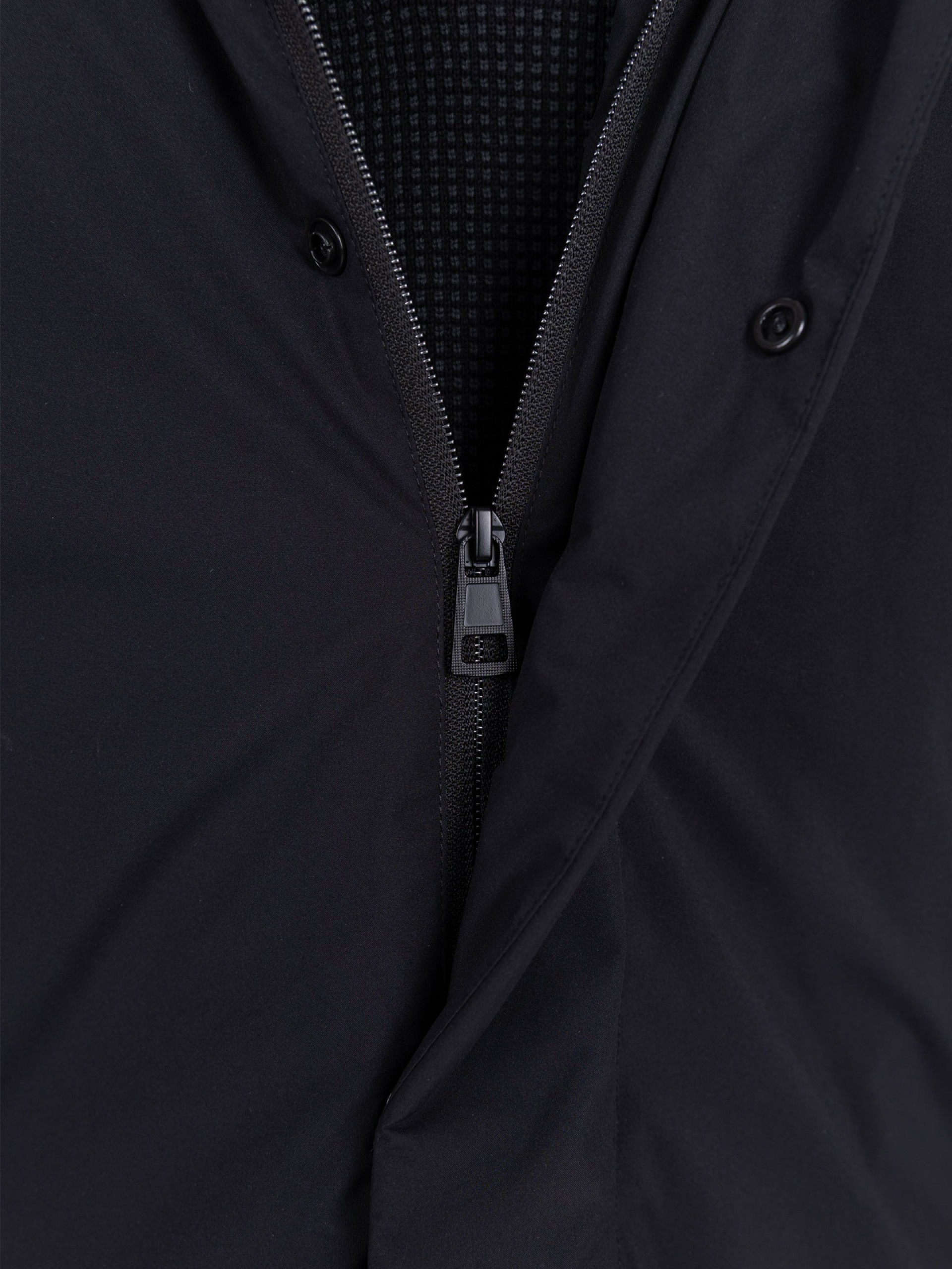 Parka técnica con capucha