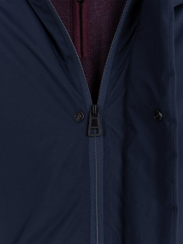 Parka técnica con capucha Parka técnica con capucha