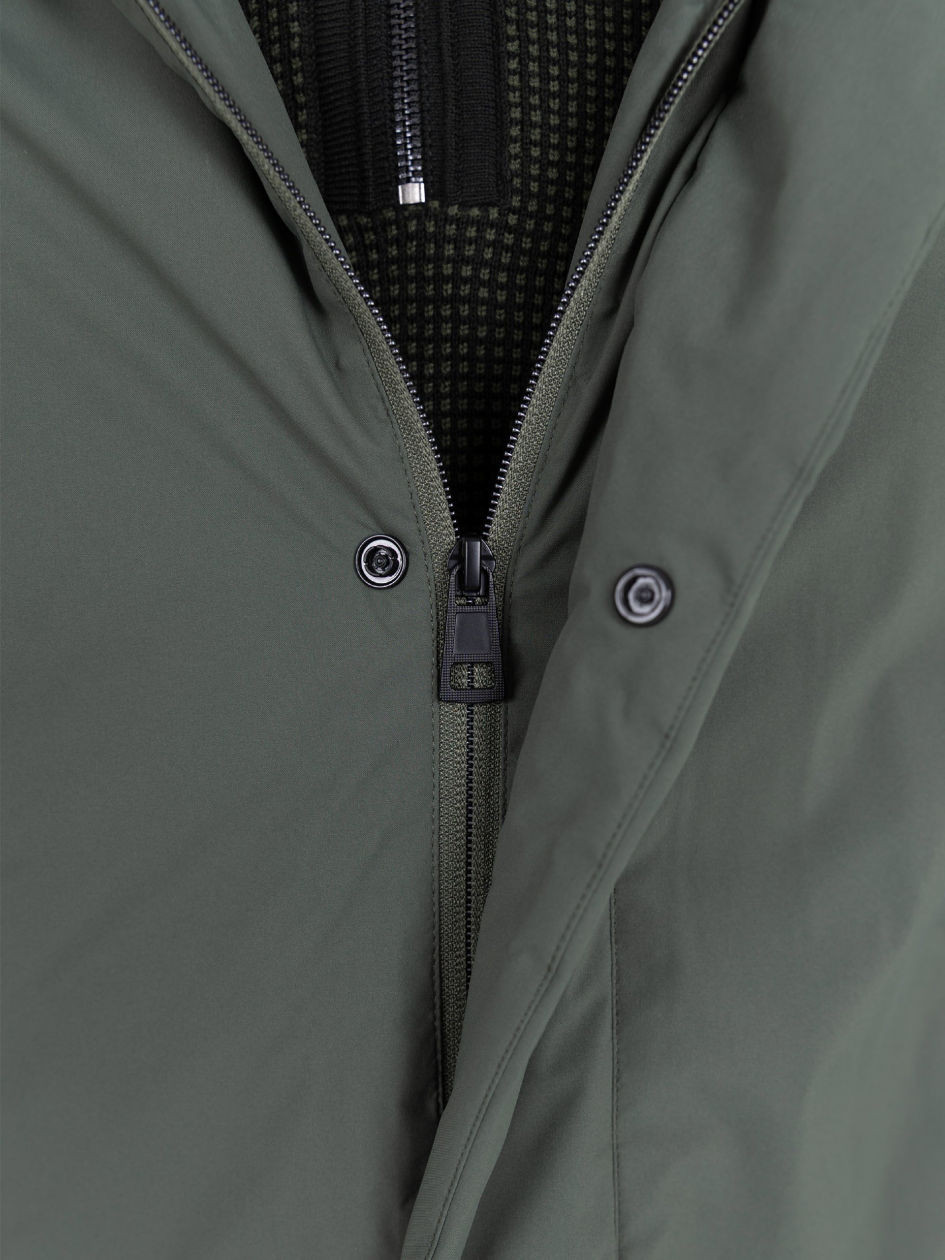 Parka técnica con capucha