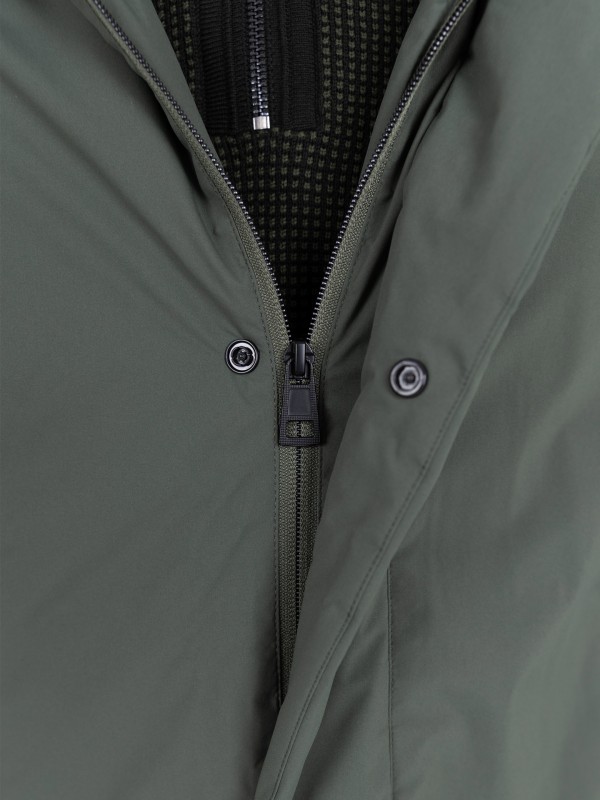 Parka técnica com capuz Parka técnica com capuz