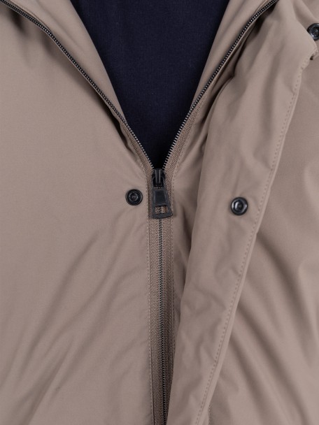 Parka técnica con capucha Parka técnica con capucha