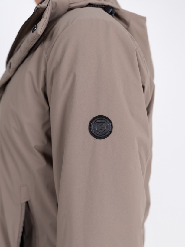 Parka tcnica con capucha