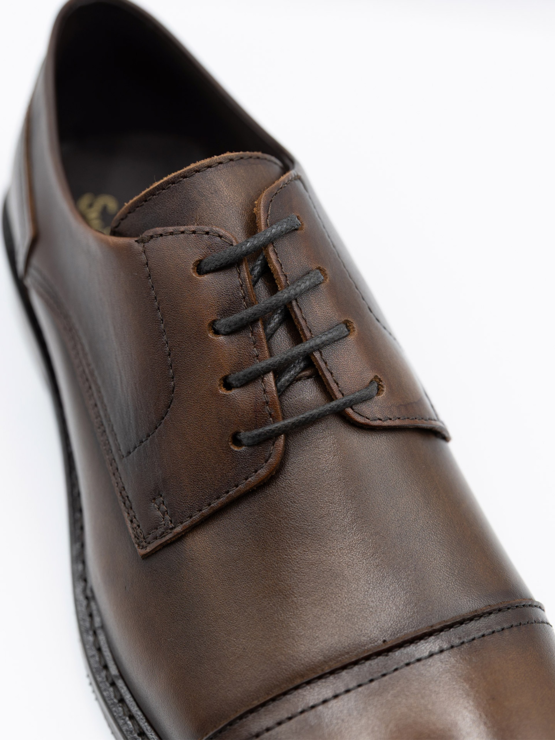 Zapato elegante de piel