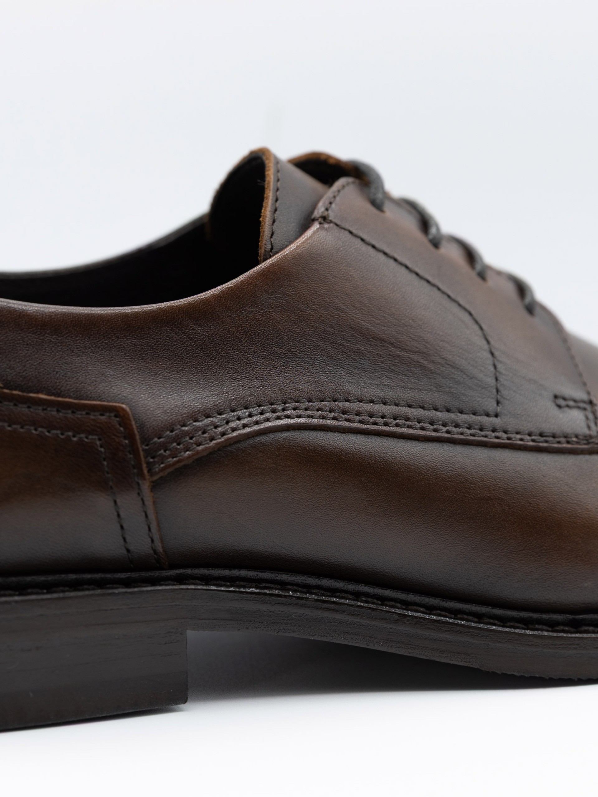 Zapato elegante de piel