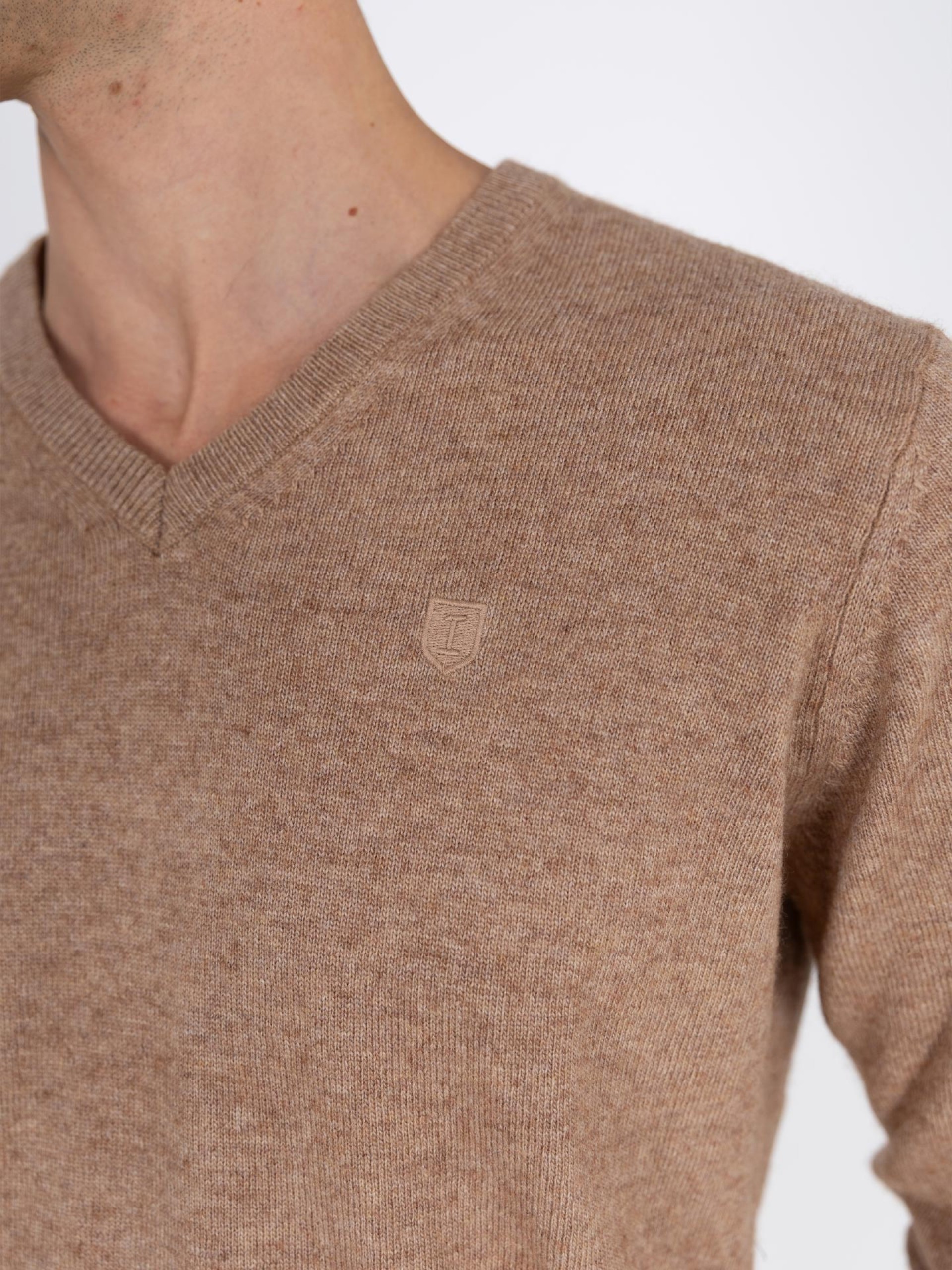 Camisola de malha com gola em bico