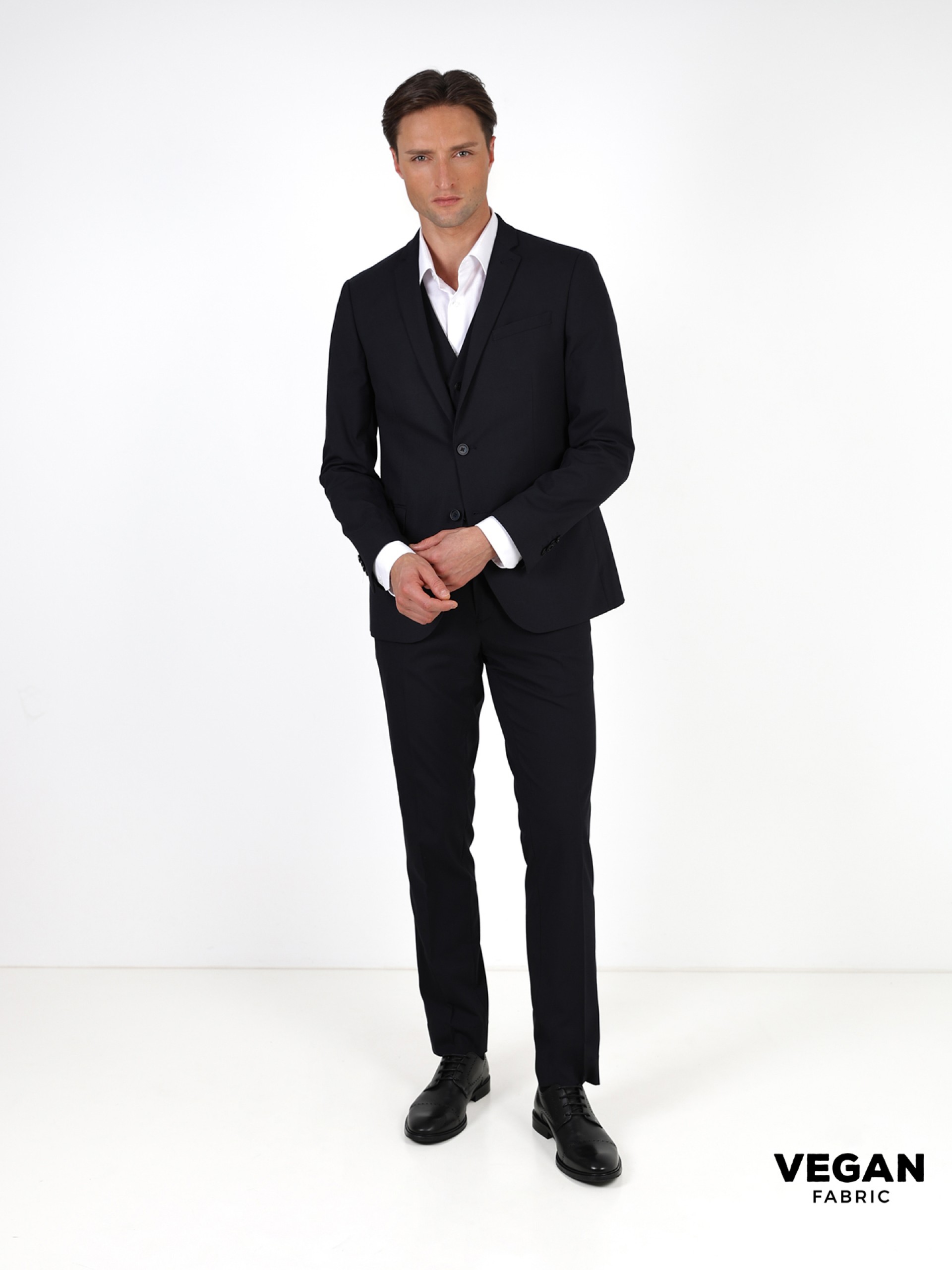 Plain suit made from vegan fabric