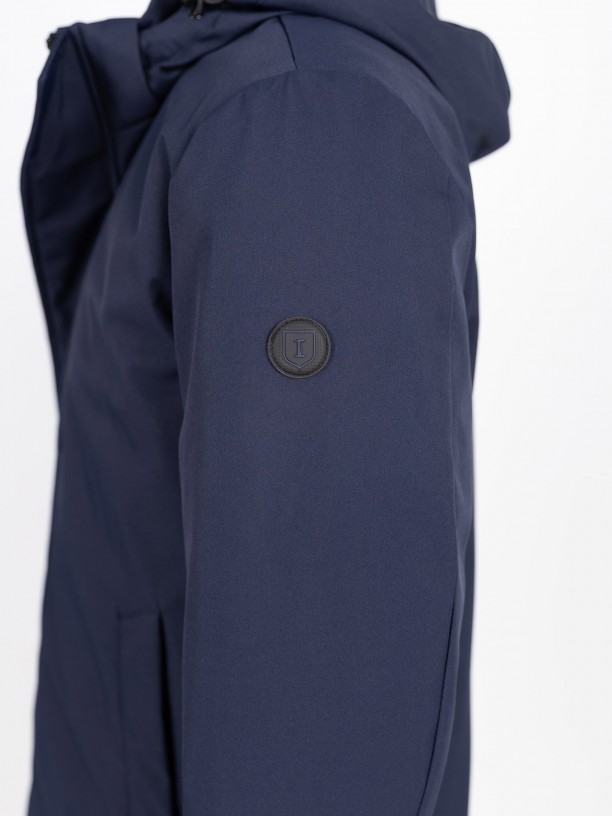 Parka técnica com capuz Parka técnica com capuz