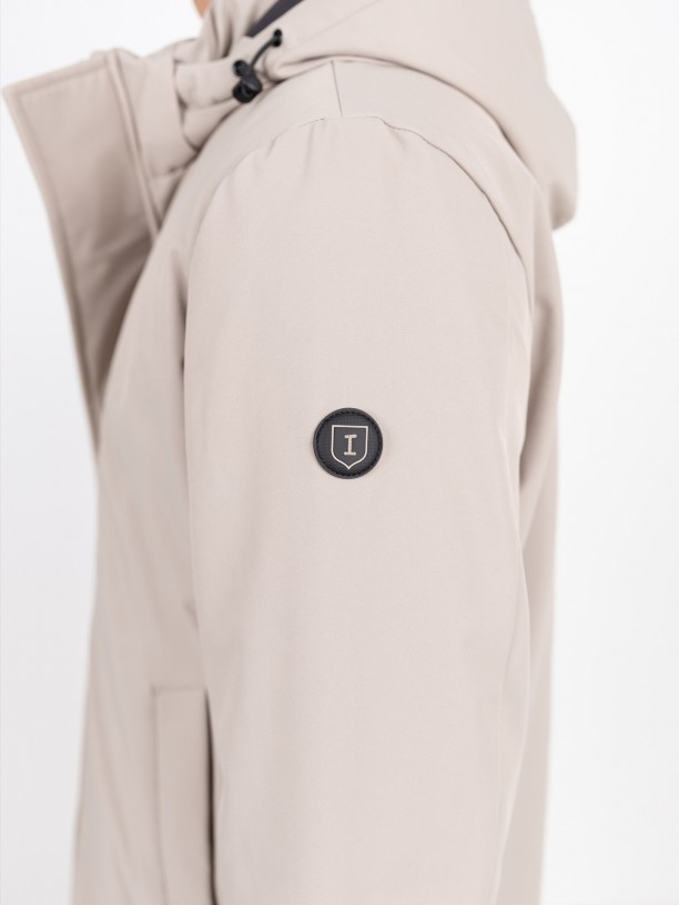 Parka tcnica com capuz