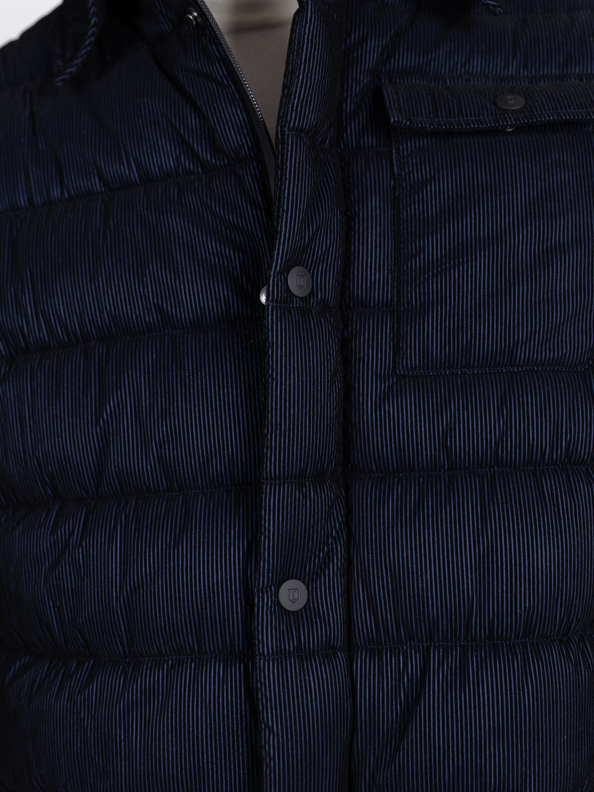 Padded jacket with a velvety touch.