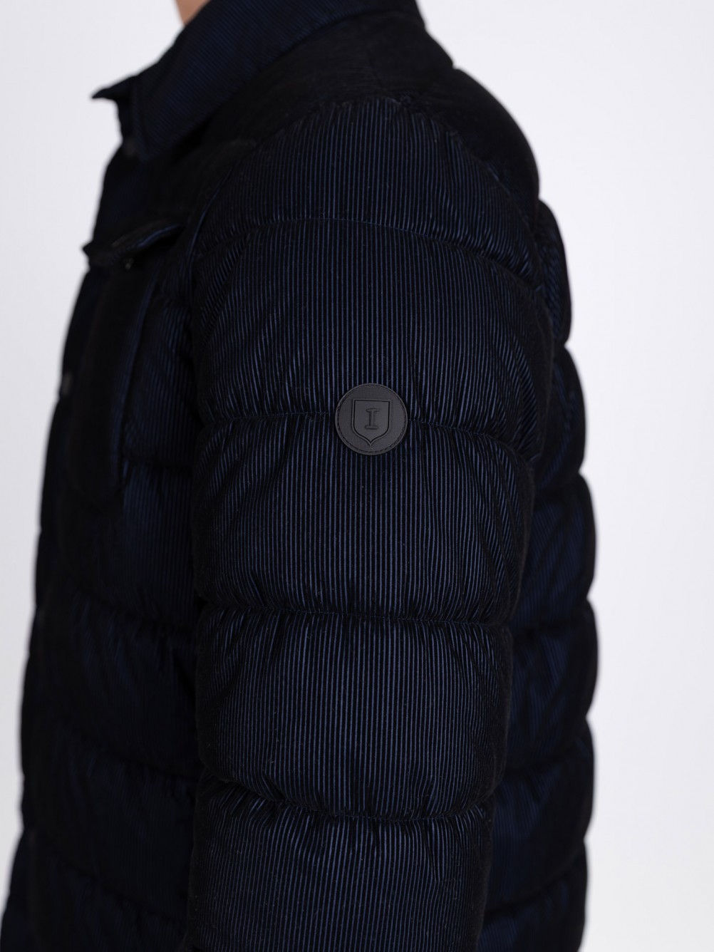 Blus�o acolchoado com toque aveludado