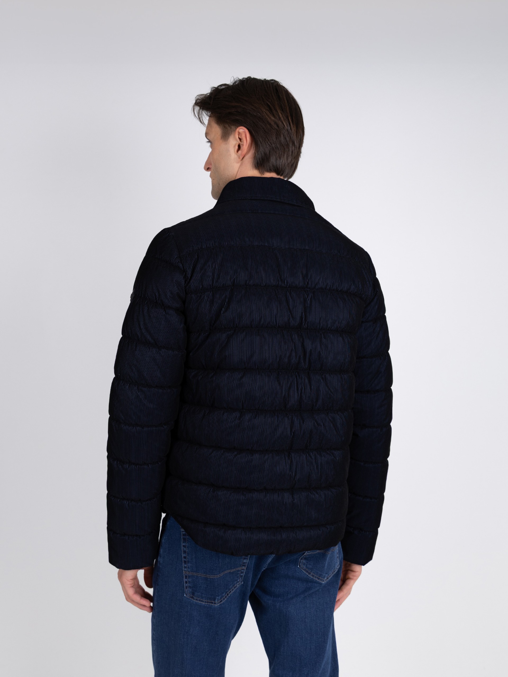 Padded jacket with a velvety touch.