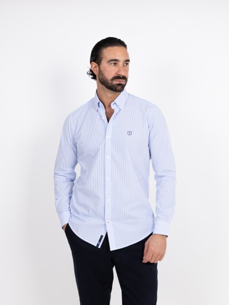 Camisa com padrão de riscas Camisa com padrão de riscas